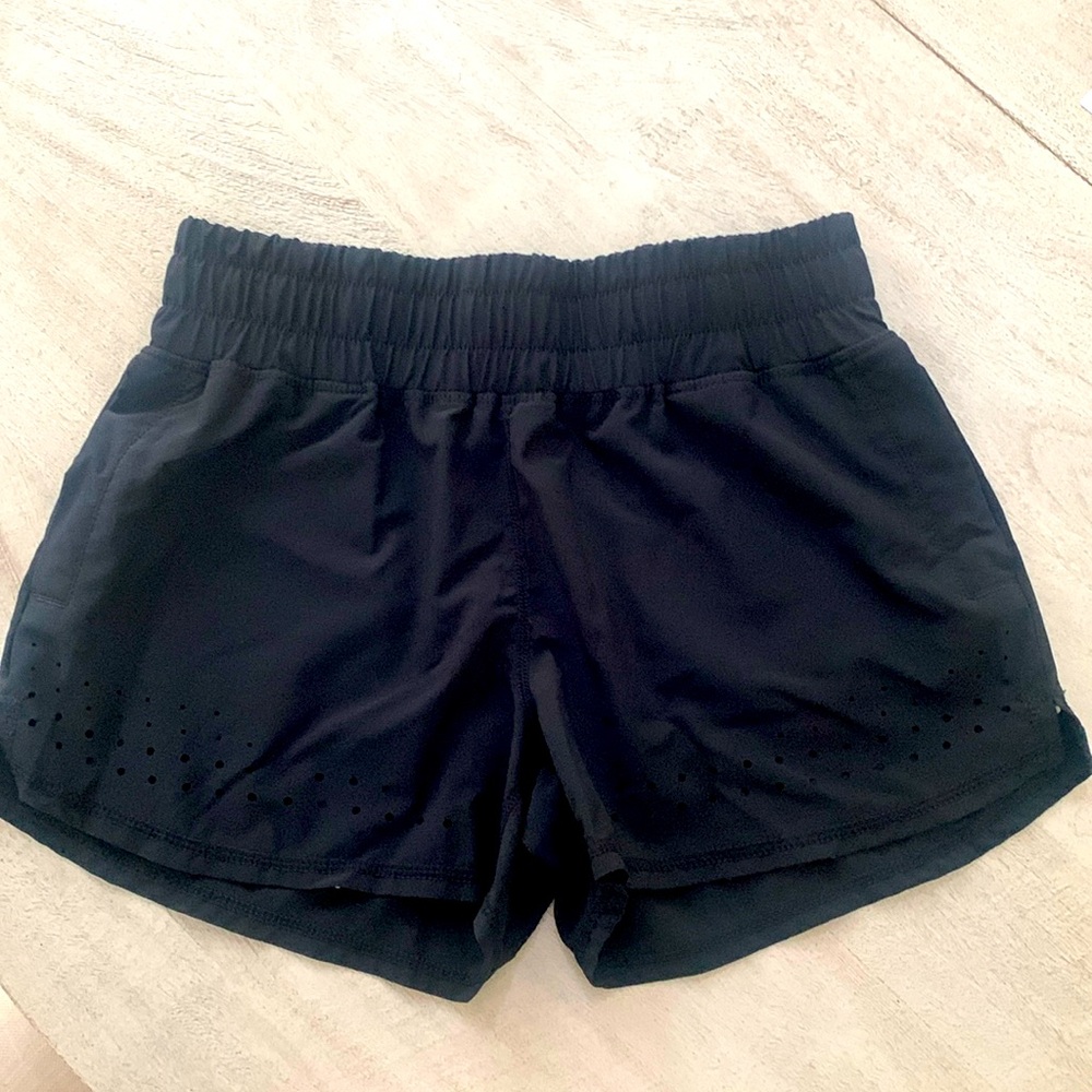 Glyder Laser Cut Detail Shorts XSmall


New but tag removed. Never worn